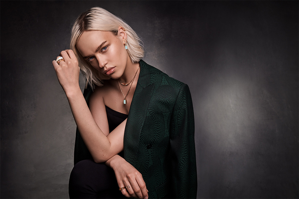 Дмитрий Певсовтың үлкен жыныс мүшесі бар Әйелдер сквирингпен қалай кончалсады