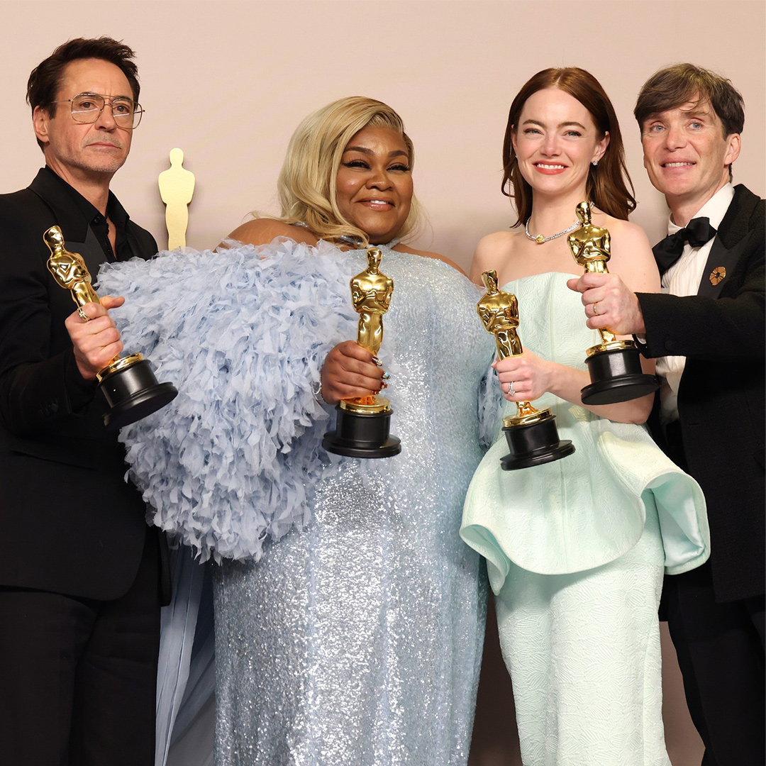 Әйелдердің саусақтары шәуетпен жабылған